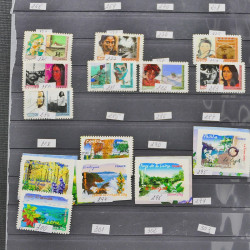 Vrac philatélique de timbres du monde neufs et oblitérés en un carton.