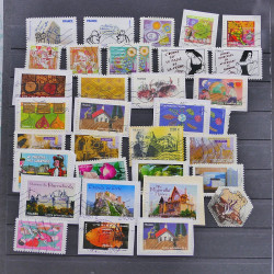 Vrac philatélique de timbres du monde neufs et oblitérés en un carton.