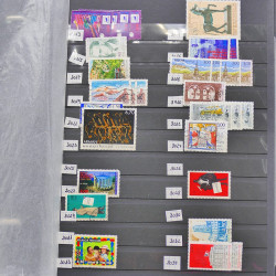 Vrac philatélique de timbres du monde neufs et oblitérés en un carton.