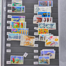 Vrac philatélique de timbres du monde neufs et oblitérés en un carton.