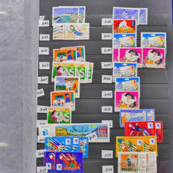 Vrac philatélique de timbres du monde neufs et oblitérés en un carton.