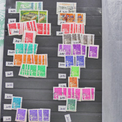 Vrac philatélique de timbres du monde neufs et oblitérés en un carton.