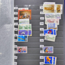 Vrac philatélique de timbres du monde neufs et oblitérés en un carton.