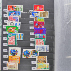 Vrac philatélique de timbres du monde neufs et oblitérés en un carton.