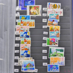Vrac philatélique de timbres du monde neufs et oblitérés en un carton.