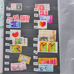 Vrac philatélique de timbres du monde neufs et oblitérés en un carton.