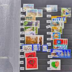 Vrac philatélique de timbres du monde neufs et oblitérés en un carton.