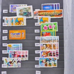 Vrac philatélique de timbres du monde neufs et oblitérés en un carton.