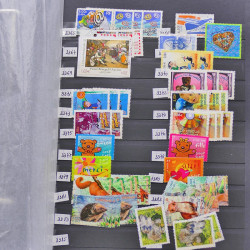 Vrac philatélique de timbres du monde neufs et oblitérés en un carton.