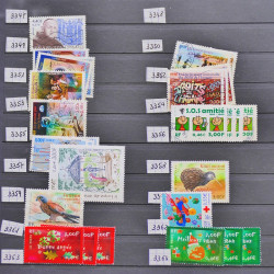 Vrac philatélique de timbres du monde neufs et oblitérés en un carton.