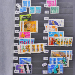 Vrac philatélique de timbres du monde neufs et oblitérés en un carton.