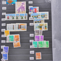 Vrac philatélique de timbres du monde neufs et oblitérés en un carton.