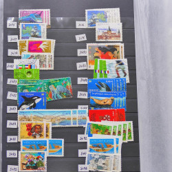 Vrac philatélique de timbres du monde neufs et oblitérés en un carton.