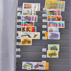 Vrac philatélique de timbres du monde neufs et oblitérés en un carton.