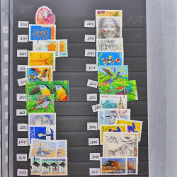 Vrac philatélique de timbres du monde neufs et oblitérés en un carton.