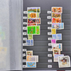 Vrac philatélique de timbres du monde neufs et oblitérés en un carton.