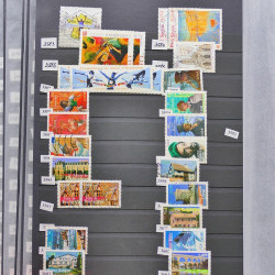 Vrac philatélique de timbres du monde neufs et oblitérés en un carton.