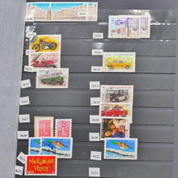 Vrac philatélique de timbres du monde neufs et oblitérés en un carton.