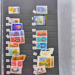 Vrac philatélique de timbres du monde neufs et oblitérés en un carton.