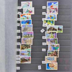 Vrac philatélique de timbres du monde neufs et oblitérés en un carton.