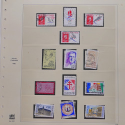 Vrac philatélique de timbres du monde neufs et oblitérés en un carton.