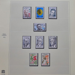 Vrac philatélique de timbres du monde neufs et oblitérés en un carton.