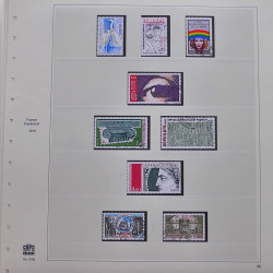 Vrac philatélique de timbres du monde neufs et oblitérés en un carton.