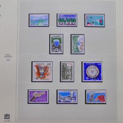 Vrac philatélique de timbres du monde neufs et oblitérés en un carton.