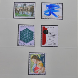 Vrac philatélique de timbres du monde neufs et oblitérés en un carton.