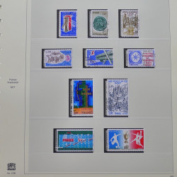 Vrac philatélique de timbres du monde neufs et oblitérés en un carton.