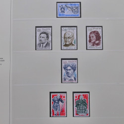 Vrac philatélique de timbres du monde neufs et oblitérés en un carton.