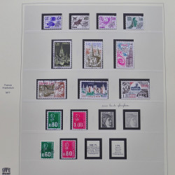 Vrac philatélique de timbres du monde neufs et oblitérés en un carton.