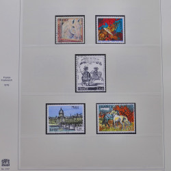 Vrac philatélique de timbres du monde neufs et oblitérés en un carton.
