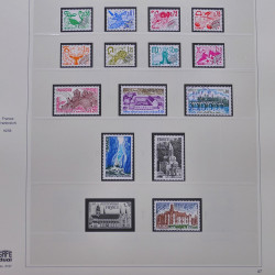 Vrac philatélique de timbres du monde neufs et oblitérés en un carton.