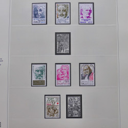 Vrac philatélique de timbres du monde neufs et oblitérés en un carton.