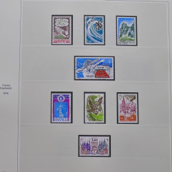 Vrac philatélique de timbres du monde neufs et oblitérés en un carton.