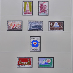 Vrac philatélique de timbres du monde neufs et oblitérés en un carton.