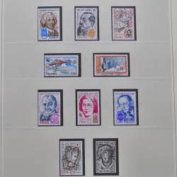 Vrac philatélique de timbres du monde neufs et oblitérés en un carton.