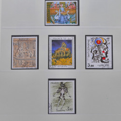 Vrac philatélique de timbres du monde neufs et oblitérés en un carton.