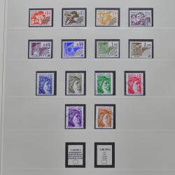 Vrac philatélique de timbres du monde neufs et oblitérés en un carton.