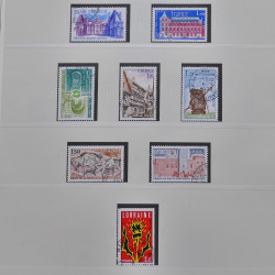 Vrac philatélique de timbres du monde neufs et oblitérés en un carton.