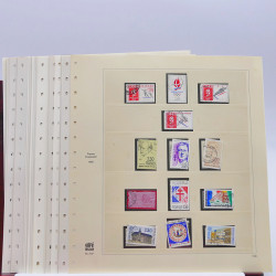 Vrac philatélique de timbres du monde neufs et oblitérés en un carton.