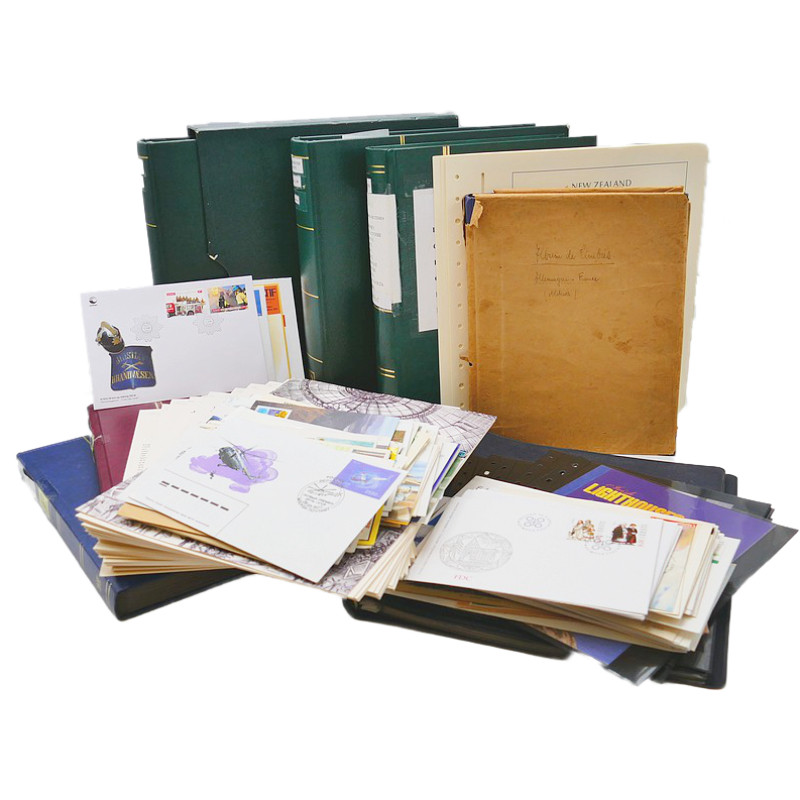 Vrac philatélique de timbres du monde neufs et oblitérés en un carton.