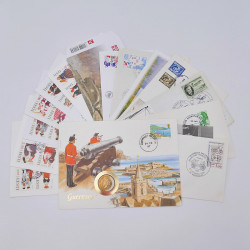 Vrac philatélique de timbres du monde neufs et oblitérés en un carton.