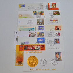 Vrac philatélique de timbres du monde neufs et oblitérés en un carton.
