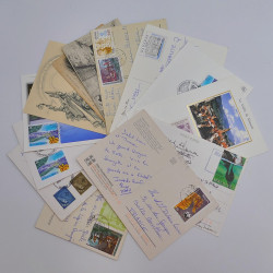 Vrac philatélique de timbres du monde neufs et oblitérés en un carton.