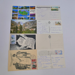 Vrac philatélique de timbres du monde neufs et oblitérés en un carton.