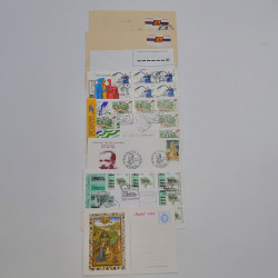 Vrac philatélique de timbres du monde neufs et oblitérés en un carton.