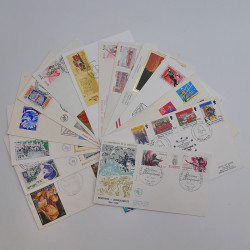 Vrac philatélique de timbres du monde neufs et oblitérés en un carton.