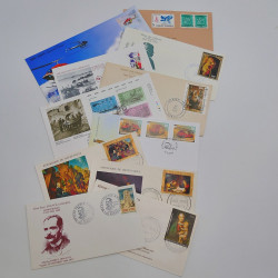 Vrac philatélique de timbres du monde neufs et oblitérés en un carton.